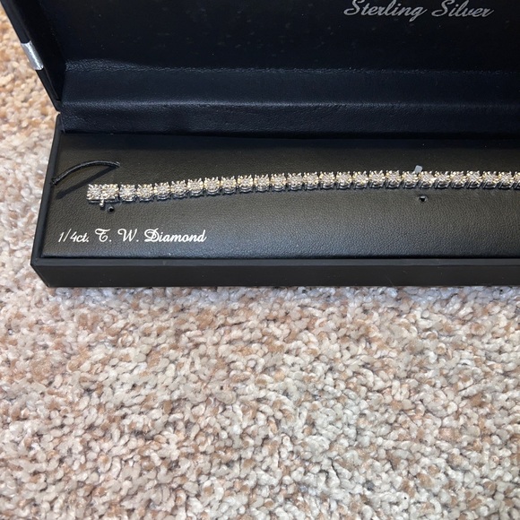 Diamond tennis bracelet - Picture 2 of 5